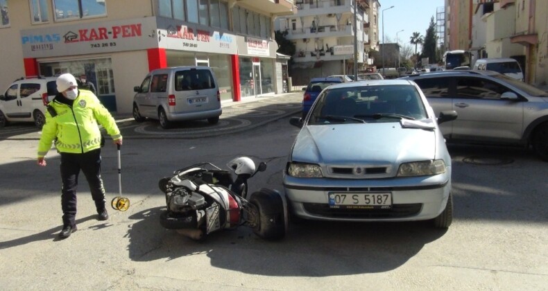 Savrulan motosikletten kaskı sayesinde kurtuldu