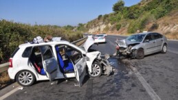 Antalya’da iki aracın çarpışması sonucu 4 kişi yaralandı