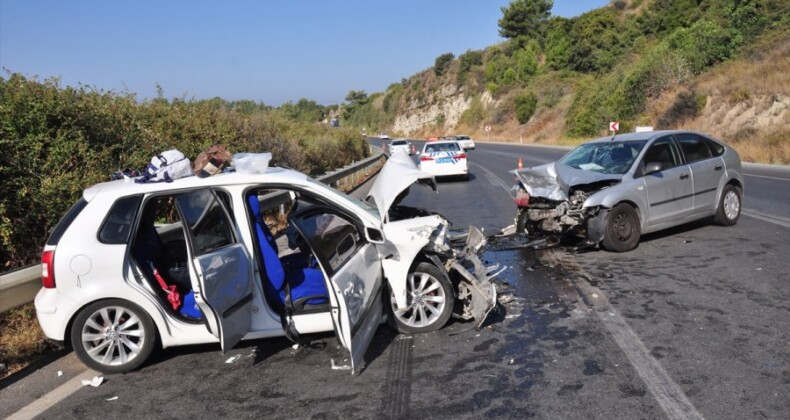 Antalya’da iki aracın çarpışması sonucu 4 kişi yaralandı