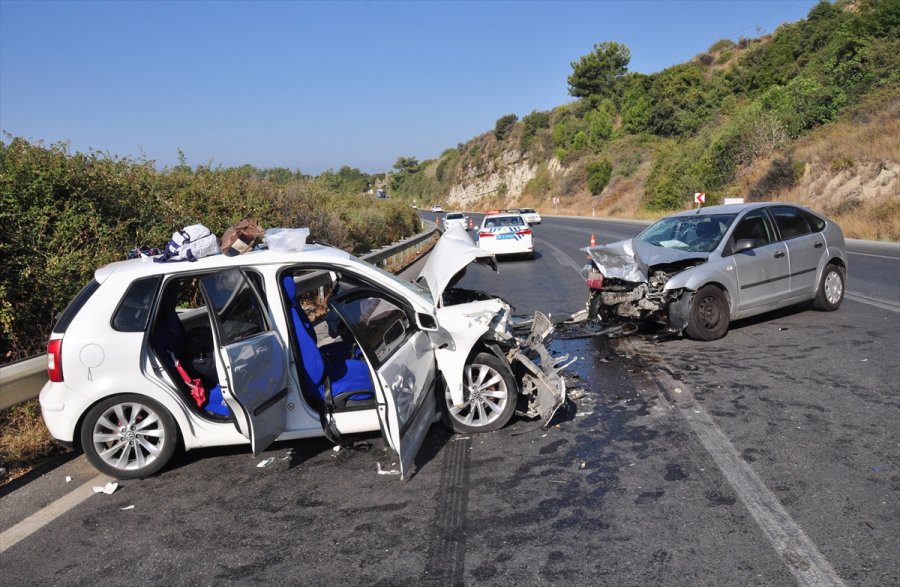 Antalya’da iki aracın çarpışması sonucu 4 kişi yaralandı
