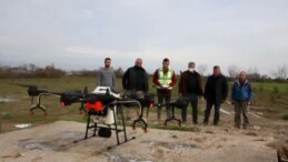 Antalya’da bir üretici üzerinde 10 litrelik depo bulunan droneyi zirai ilaçlamada kullanıyor