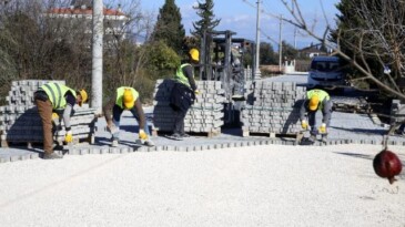 Döşemealtı Belediyesinden Yeşilbayır’a parke ve yol çalışması