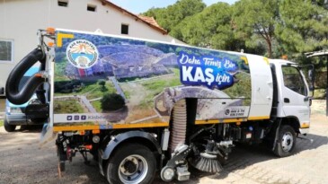 Kaş Belediyesine hibe yol süpürme aracı