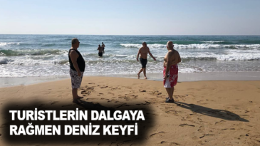 Turistlerin dalgaya rağmen deniz keyfi