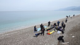 Antalya’da dalgıçlar tarafından su altında kitap okuma etkinliği düzenlendi