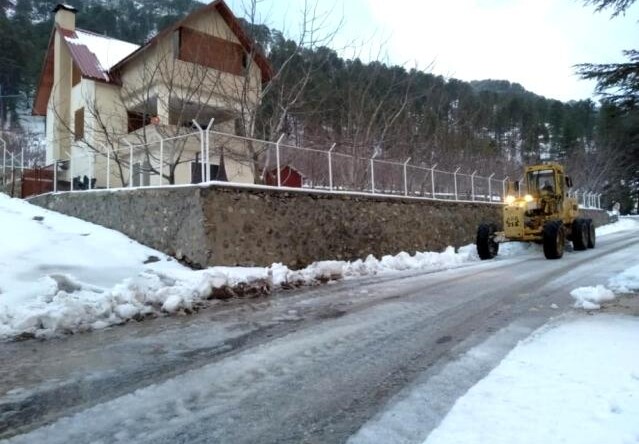 Alanya’da karla kapanan yollar açılıyor