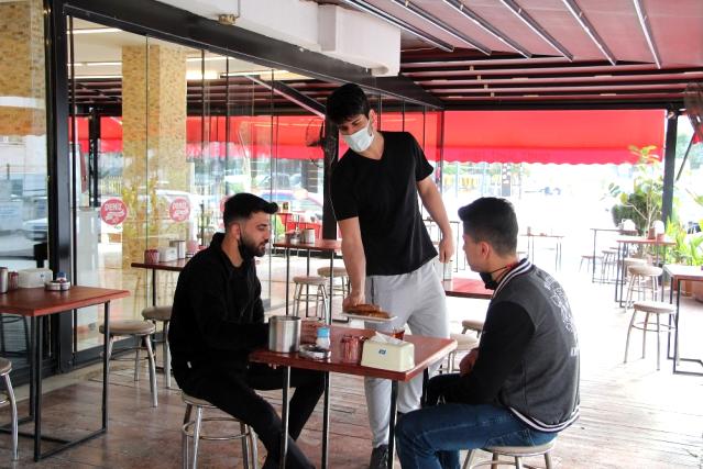 Antalya’da kafe restoranlar yüzde 50 kapasiteli hizmete başladı