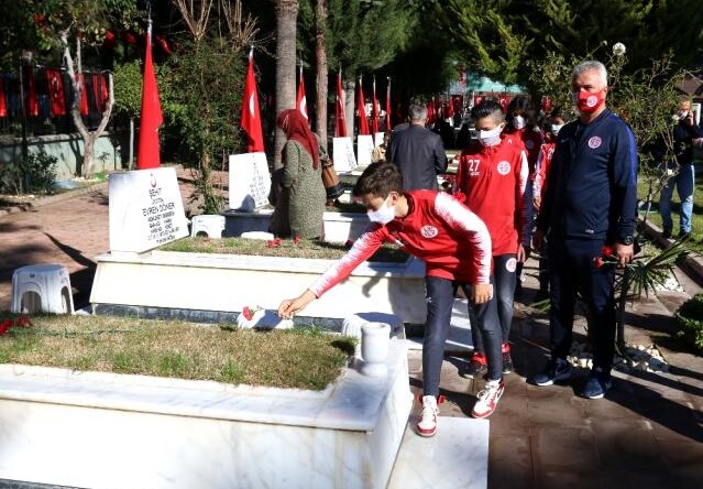 Antalyaspor U12 takımı 18 Mart sebebiyle Şehitliği ziyaret etti