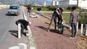 Döşemealtı Kırgöz yoluna kaldırım çalışması