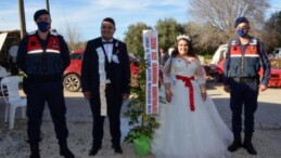 ANTALYA Driftli evlilik teklifinde ceza yiyen çift, düğünlerini yaptı, jandarma çiçek hediye etti