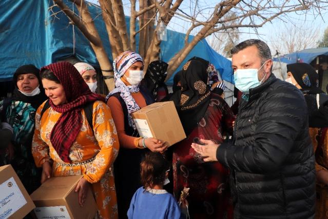 Kocaispir, çadırları tek tek gezdi gıda kolisi dağıttı