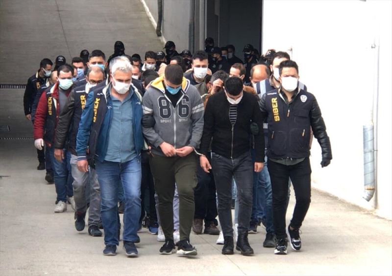 Adana merkezli internetten dolandırıcılık operasyonunda yakalanan 99 zanlıdan 29’u tutuklandı