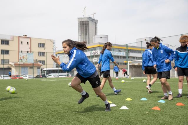 Batur’dan kadın futbolculara moral ziyareti