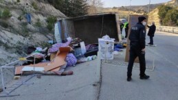 Devrilen kamyonetteki anne öldü, eşi ve 2 küçük çocuğu yaralı