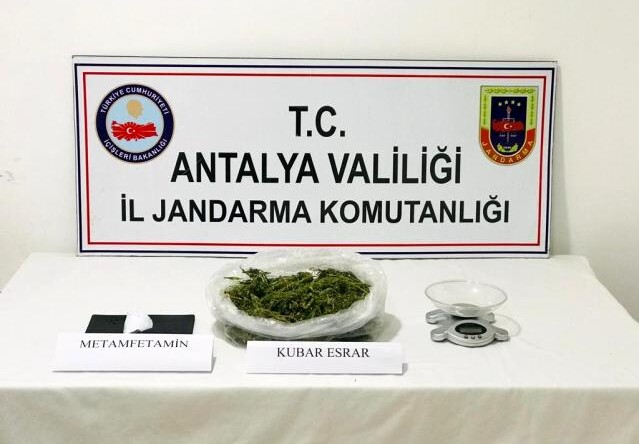 Jandarmadan uyuşturucu satıcılarına suçüstü