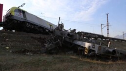 İki yük treni çarpıştı, vagonlar ters döndü: 2 makinist yaralı