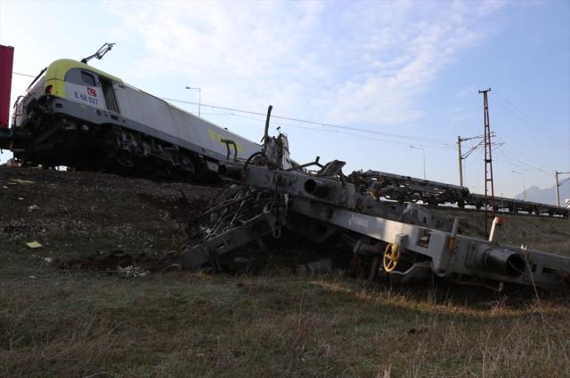 İki yük treni çarpıştı, vagonlar ters döndü: 2 makinist yaralı