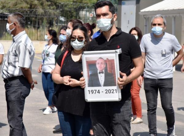 Bilgisayar mühendisi, alkışlarla son yolculuğuna uğurlandı