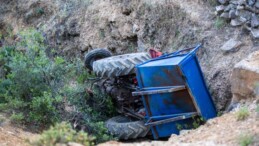 Hatay’da freni arızalanan traktör dereye devrildi