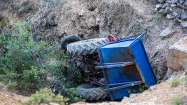 Hatay’da freni arızalanan traktör dereye devrildi