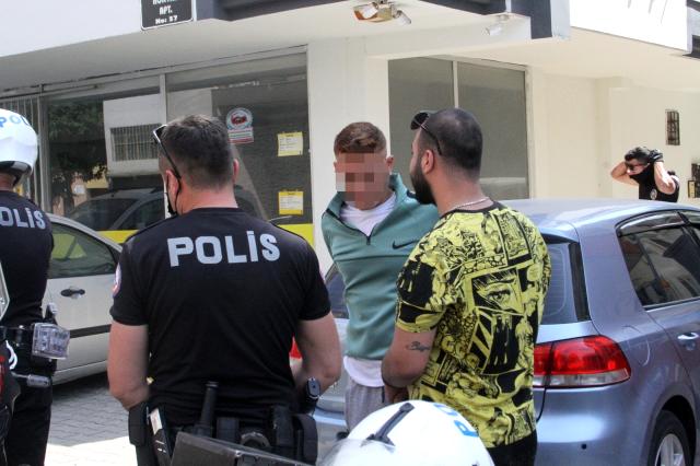 Polisi peşinden sürükledi, babası bile destek olmadı: Terbiyesizlik yapma