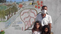 Yerel Hatay’da yaşadıkları mekanı güzelleştirmek isteyen aile, duvarlara rengarenk resimler çizdi