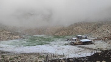 Kaş’ta yüksek kesimlere kar yağdı