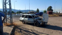 Hatay’da kamyonet ile otomobil çarpıştı: 2 yaralı