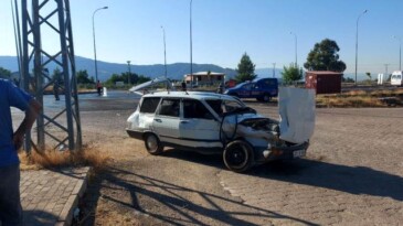 Hatay’da kamyonet ile otomobil çarpıştı: 2 yaralı