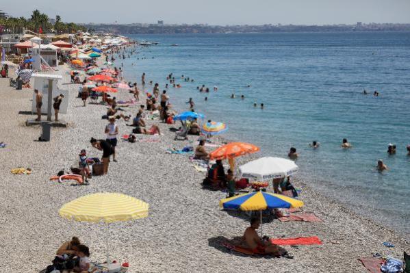Son kısıtlama öncesi tatilciler sahile akın etti