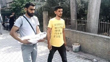 YATAKTAN DÜŞÜP ÖLEN BİR AYLIK KIZINI KUCAĞINDA TAŞIDI