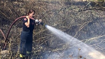 Kadın itfaiye erinin yangınla imtihanı