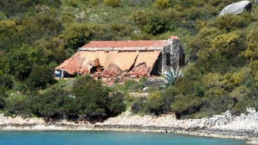 Kekova’daki kaçak villa yıkıldı