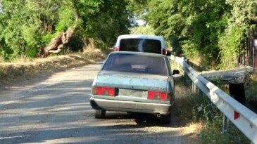 Otomobilin camından kurşun yağdırdı, işyerindekiler kaçacak yer aradı