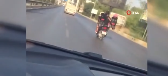 Trafikte akıl almaz görüntü…Motosiklet sürücüsü baba, iki çocuğunu böyle taşıdı