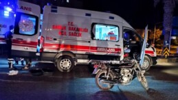 Hatay’da yaralı motosiklet sürücüsüne ilk müdahaleyi çarptığı ambulansın personeli yaptı