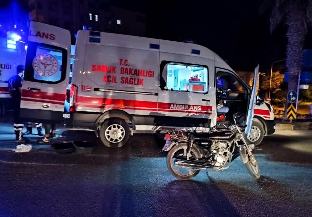 Hatay’da yaralı motosiklet sürücüsüne ilk müdahaleyi çarptığı ambulansın personeli yaptı