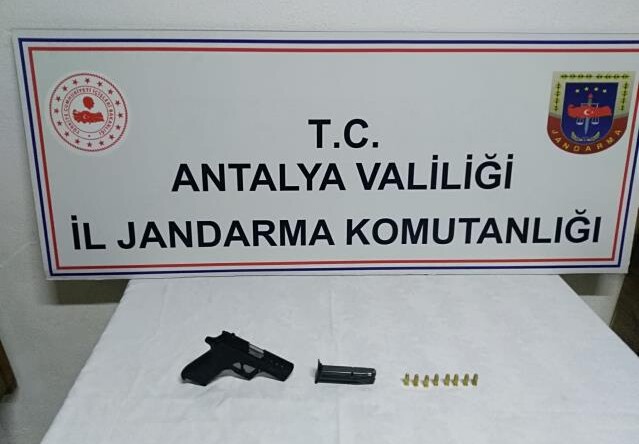 Antalya’da trafik kontrolünde tabanca ele geçirildi