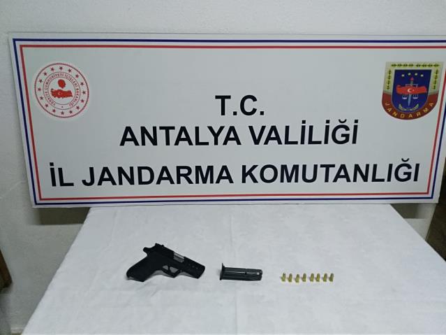 Antalya’da trafik kontrolünde tabanca ele geçirildi