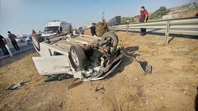 Mersin’de devrilen otomobilin sürücüsü yaralandı