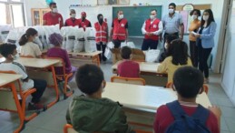 Osmaniye’de Türk Kızılaydan öğrencilere kırtasiye desteği