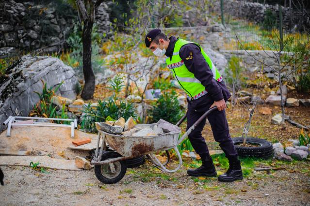 Jandarma ekipleri emekli öğretmenin bahçesini düzenleyip kömürünü taşıdı