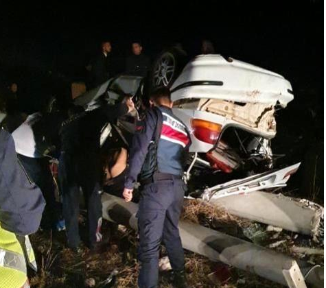 Antalya’da çocuk sürücü direğe çarptı: 2 ölü, 2 yaralı