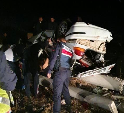 Antalya’da çocuk sürücü direğe çarptı: 2 ölü, 2 yaralı