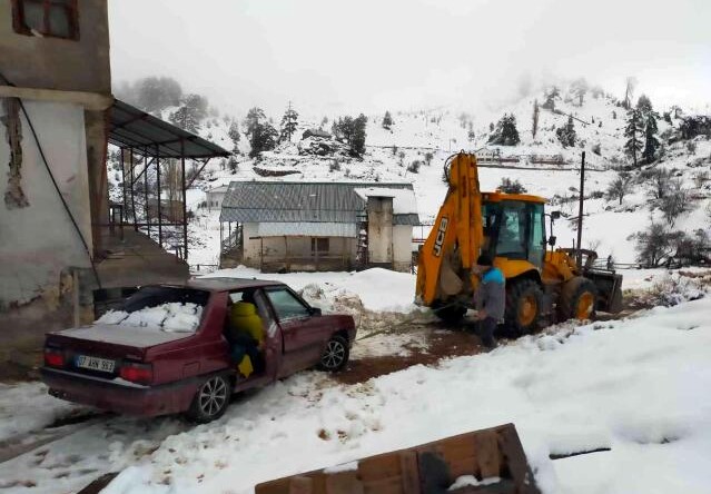 Alanya’da kara saplanan araçta mahsur kalan vatandaşları belediye ekipleri kurtardı