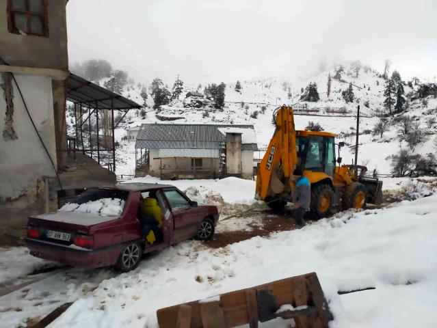 Alanya’da kara saplanan araçta mahsur kalan vatandaşları belediye ekipleri kurtardı