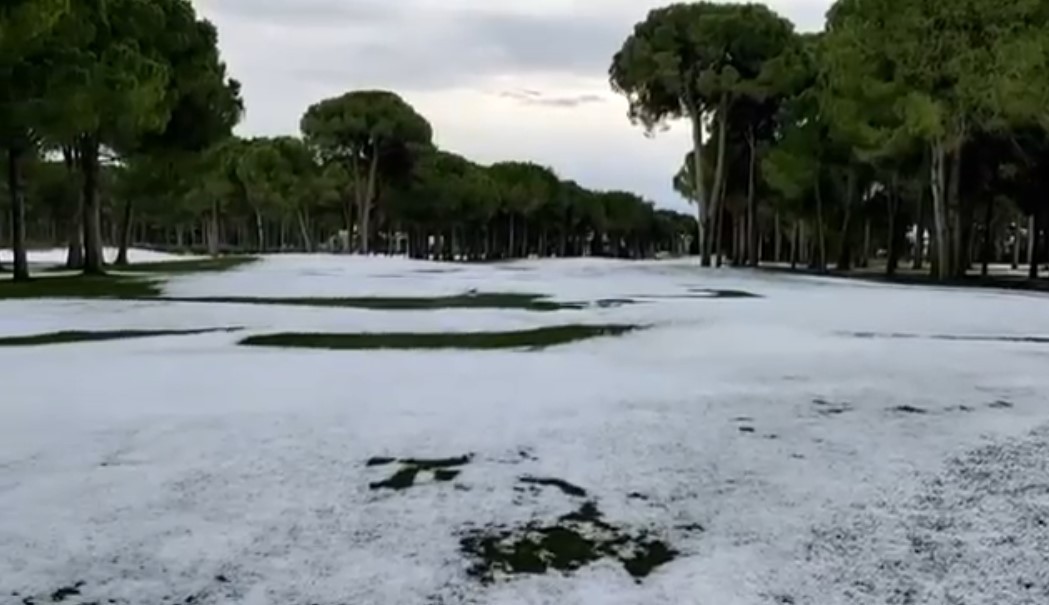 Aniden bastıran dolu Antalya’da golf sahalarını beyaza bürüdü