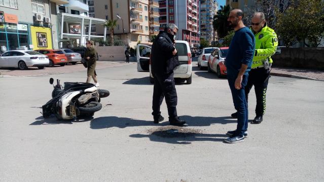 Adana’da motosikletle hafif ticari aracın çarpışması güvenlik kamerasında