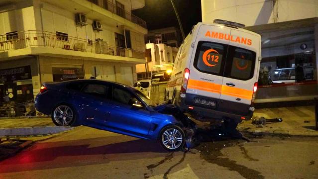 Hasta ihbarına giden ambulans otomobille böyle çarpıştı: 5 yaralı
