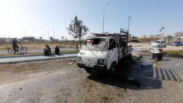 Hurda taşıdığı kamyonet alev alev yandı, 3 yaşındaki oğluyla birlikte canını zor kurtardı